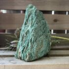 Fuchsiet freeform met glinsterende groene lagen en natuurlijke vorm, Ruwe fuchsiet steen op vlakke basis voor stabiele plaatsing, Helende fuchsiet freeform met zachte, rustgevende energie, Uniek stuk fuchsiet kristal met levendige kleur en sprankeling, Fuchsiet edelsteen als decoratief en energetisch element in je ruimte