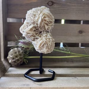 woestijnroos klein op standaard in interieur, spirituele werking woestijnroos decoratie, natuurlijke woestijnroos edelsteen op standaard, woestijnroos met rozetvorm op sokkel, bijzondere kristalsteen woestijnroos op display