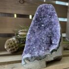 Paarse amethist cut base met diepe paarstinten, Ruw amethiststuk met geslepen onderzijde om stevig te staan, Spirituele amethiststeen als rustpunt in je interieur, Natuurlijke amethist cut base voor meditatie en ontspanning, Uniek stuk paarse amethist met krachtige energie