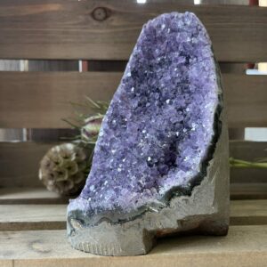 Paarse amethist cut base met diepe paarstinten, Ruw amethiststuk met geslepen onderzijde om stevig te staan, Spirituele amethiststeen als rustpunt in je interieur, Natuurlijke amethist cut base voor meditatie en ontspanning, Uniek stuk paarse amethist met krachtige energie