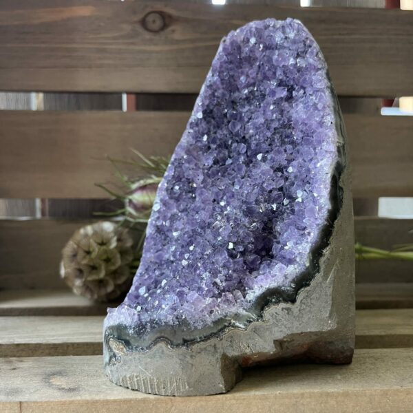 Paarse amethist cut base met diepe paarstinten, Ruw amethiststuk met geslepen onderzijde om stevig te staan, Spirituele amethiststeen als rustpunt in je interieur, Natuurlijke amethist cut base voor meditatie en ontspanning, Uniek stuk paarse amethist met krachtige energie