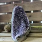 Paarse amethist cut base met diepe paarstinten, Ruw amethiststuk met geslepen onderzijde om stevig te staan, Spirituele amethiststeen als rustpunt in je interieur, Natuurlijke amethist cut base voor meditatie en ontspanning, Uniek stuk paarse amethist met krachtige energie