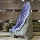 Paarse amethist cut base met diepe paarstinten, Ruw amethiststuk met geslepen onderzijde om stevig te staan, Spirituele amethiststeen als rustpunt in je interieur, Natuurlijke amethist cut base voor meditatie en ontspanning, Uniek stuk paarse amethist met krachtige energie
