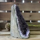 Paarse amethist cut base met diepe paarstinten, Ruw amethiststuk met geslepen onderzijde om stevig te staan, Spirituele amethiststeen als rustpunt in je interieur, Natuurlijke amethist cut base voor meditatie en ontspanning, Uniek stuk paarse amethist met krachtige energie