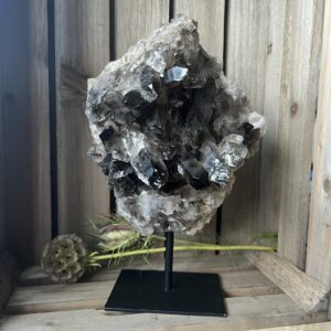 rookkwarts cluster op standaard, rookkwarts edelsteen op voet, decoratieve rookkwarts in huis, ruwe rookkwarts op metalen houder, spirituele rookkwarts decoratie