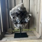 rookkwarts cluster op standaard, rookkwarts edelsteen op voet, decoratieve rookkwarts in huis, ruwe rookkwarts op metalen houder, spirituele rookkwarts decoratie