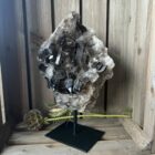 rookkwarts cluster op standaard, rookkwarts edelsteen op voet, decoratieve rookkwarts in huis, ruwe rookkwarts op metalen houder, spirituele rookkwarts decoratie