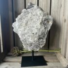 rookkwarts cluster op standaard, rookkwarts edelsteen op voet, decoratieve rookkwarts in huis, ruwe rookkwarts op metalen houder, spirituele rookkwarts decoratie