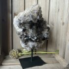 rookkwarts cluster op standaard, rookkwarts edelsteen op voet, decoratieve rookkwarts in huis, ruwe rookkwarts op metalen houder, spirituele rookkwarts decoratie
