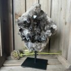 rookkwarts cluster op standaard, rookkwarts edelsteen op voet, decoratieve rookkwarts in huis, ruwe rookkwarts op metalen houder, spirituele rookkwarts decoratie