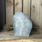 agaat theelichthouder met kaarslicht, waxinelichthouder van agaat in natuurlijke kleuren, spirituele agaat houder op altaar, robuuste agaat theelichthouder voor aarding, sfeervolle agaat waxinelichthouder in meditatieruimte