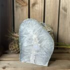 agaat theelichthouder met kaarslicht, waxinelichthouder van agaat in natuurlijke kleuren, spirituele agaat houder op altaar, robuuste agaat theelichthouder voor aarding, sfeervolle agaat waxinelichthouder in meditatieruimte