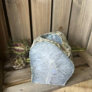 agaat theelichthouder met kaarslicht, waxinelichthouder van agaat in natuurlijke kleuren, spirituele agaat houder op altaar, robuuste agaat theelichthouder voor aarding, sfeervolle agaat waxinelichthouder in meditatieruimte