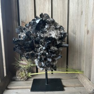 rookkwarts cluster op standaard 1,451 kilo, grote rookkwarts decoratie 20 cm hoog, rookkwarts edelsteen op zwarte voet, spirituele rookkwarts cluster, aarding edelsteen voor thuis