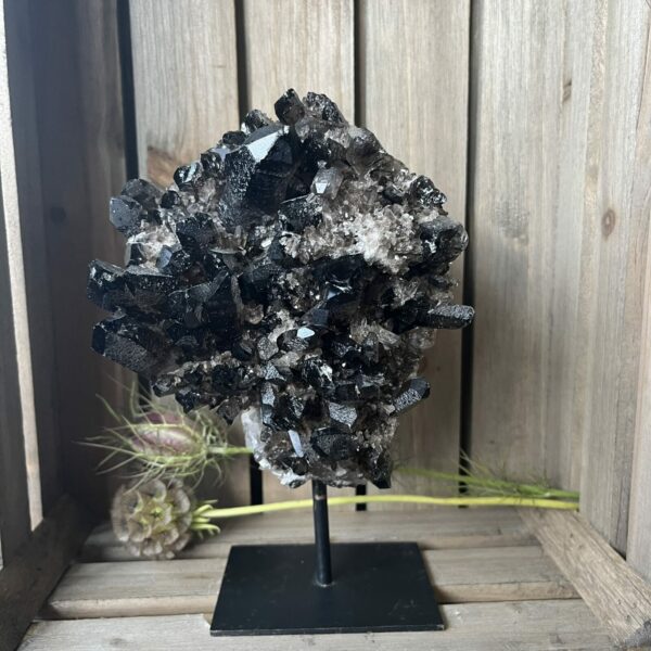 rookkwarts cluster op standaard 1,451 kilo, grote rookkwarts decoratie 20 cm hoog, rookkwarts edelsteen op zwarte voet, spirituele rookkwarts cluster, aarding edelsteen voor thuis