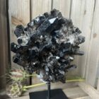 rookkwarts cluster op standaard 1,451 kilo, grote rookkwarts decoratie 20 cm hoog, rookkwarts edelsteen op zwarte voet, spirituele rookkwarts cluster, aarding edelsteen voor thuis