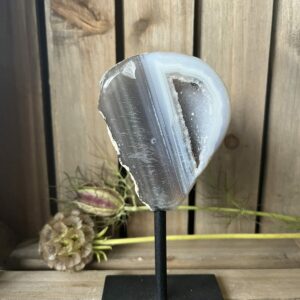 agaat geode op standaard met kristallen, Braziliaanse agaat geode fonkeling, decoratieve geode op metalen voet, spirituele agaat met chakrawerking, compacte agaat steen met rustgevende energie