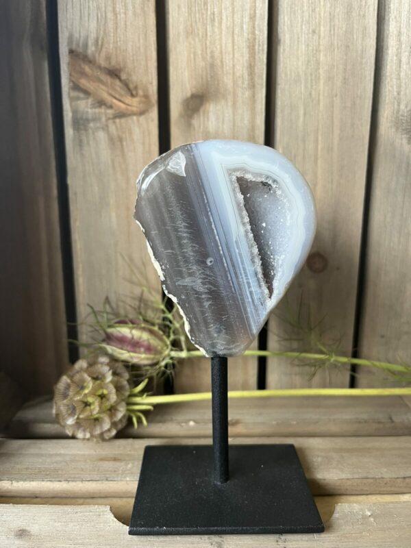 agaat geode op standaard met kristallen, Braziliaanse agaat geode fonkeling, decoratieve geode op metalen voet, spirituele agaat met chakrawerking, compacte agaat steen met rustgevende energie