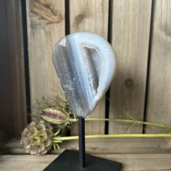 agaat geode op standaard met kristallen, Braziliaanse agaat geode fonkeling, decoratieve geode op metalen voet, spirituele agaat met chakrawerking, compacte agaat steen met rustgevende energie