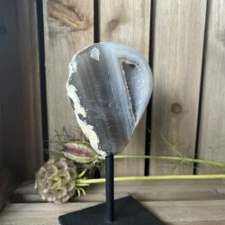 agaat geode op standaard met kristallen, Braziliaanse agaat geode fonkeling, decoratieve geode op metalen voet, spirituele agaat met chakrawerking, compacte agaat steen met rustgevende energie