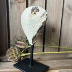 agaat geode op standaard met kristallen, Braziliaanse agaat geode fonkeling, decoratieve geode op metalen voet, spirituele agaat met chakrawerking, compacte agaat steen met rustgevende energie
