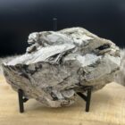 grote ruwe mica toermalijn kwarts brok 2 kg, spirituele edelsteen combinatie zwart toermalijn en kwarts, natuurlijk cluster edelsteen voor chakrahealing, 20 cm toermalijn kwarts mica steen op witte achtergrond, ruwe edelsteen voor bescherming en aarding