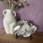grote ruwe mica toermalijn kwarts brok 2 kg, spirituele edelsteen combinatie zwart toermalijn en kwarts, natuurlijk cluster edelsteen voor chakrahealing, 20 cm toermalijn kwarts mica steen op witte achtergrond, ruwe edelsteen voor bescherming en aarding
