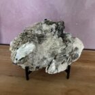 grote ruwe mica toermalijn kwarts brok 2 kg, spirituele edelsteen combinatie zwart toermalijn en kwarts, natuurlijk cluster edelsteen voor chakrahealing, 20 cm toermalijn kwarts mica steen op witte achtergrond, ruwe edelsteen voor bescherming en aarding