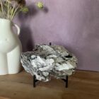 grote ruwe mica toermalijn kwarts brok 2 kg, spirituele edelsteen combinatie zwart toermalijn en kwarts, natuurlijk cluster edelsteen voor chakrahealing, 20 cm toermalijn kwarts mica steen op witte achtergrond, ruwe edelsteen voor bescherming en aarding
