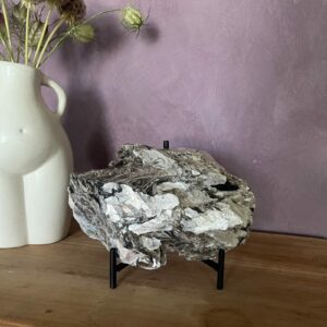 grote ruwe mica toermalijn kwarts brok 2 kg, spirituele edelsteen combinatie zwart toermalijn en kwarts, natuurlijk cluster edelsteen voor chakrahealing, 20 cm toermalijn kwarts mica steen op witte achtergrond, ruwe edelsteen voor bescherming en aarding