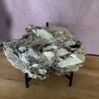grote ruwe mica toermalijn kwarts brok 2 kg, spirituele edelsteen combinatie zwart toermalijn en kwarts, natuurlijk cluster edelsteen voor chakrahealing, 20 cm toermalijn kwarts mica steen op witte achtergrond, ruwe edelsteen voor bescherming en aarding