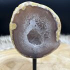 Glanzende Agaat geode op metalen standaard met kristalvorming, Close-up van sprankelende binnenzijde van de Agaat geode, Zijaanzicht van unieke Agaat geode met natuurlijke structuur, Agaat geode op houten tafel klaar voor meditatie of ritueel, Uniek Agaat geode exemplaar van 365 gram in natuurlijk licht