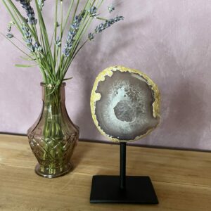 Glanzende Agaat geode op metalen standaard met kristalvorming, Close-up van sprankelende binnenzijde van de Agaat geode, Zijaanzicht van unieke Agaat geode met natuurlijke structuur, Agaat geode op houten tafel klaar voor meditatie of ritueel, Uniek Agaat geode exemplaar van 365 gram in natuurlijk licht, Agaat geode op voet