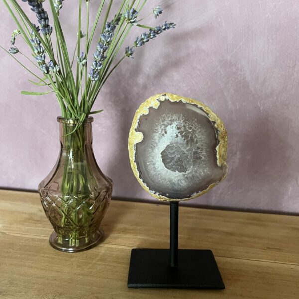 Glanzende Agaat geode op metalen standaard met kristalvorming, Close-up van sprankelende binnenzijde van de Agaat geode, Zijaanzicht van unieke Agaat geode met natuurlijke structuur, Agaat geode op houten tafel klaar voor meditatie of ritueel, Uniek Agaat geode exemplaar van 365 gram in natuurlijk licht, Agaat geode op voet