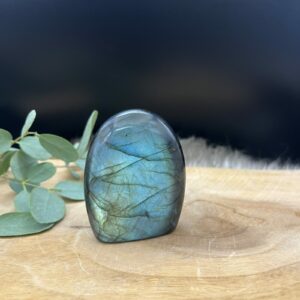 Labradoriet freeform met intense blauwe en groene flash, Labradoriet sculptuur met schitterende regenboogkleuren, Labradoriet edelsteen met opvallende iriserende glans, Labradoriet freeform die het licht vangt met kleurrijke flitsen, Labradoriet steen met mystieke metallic glans en diepte, Labradoriet kristal met betoverende natuurlijke kleurenspel