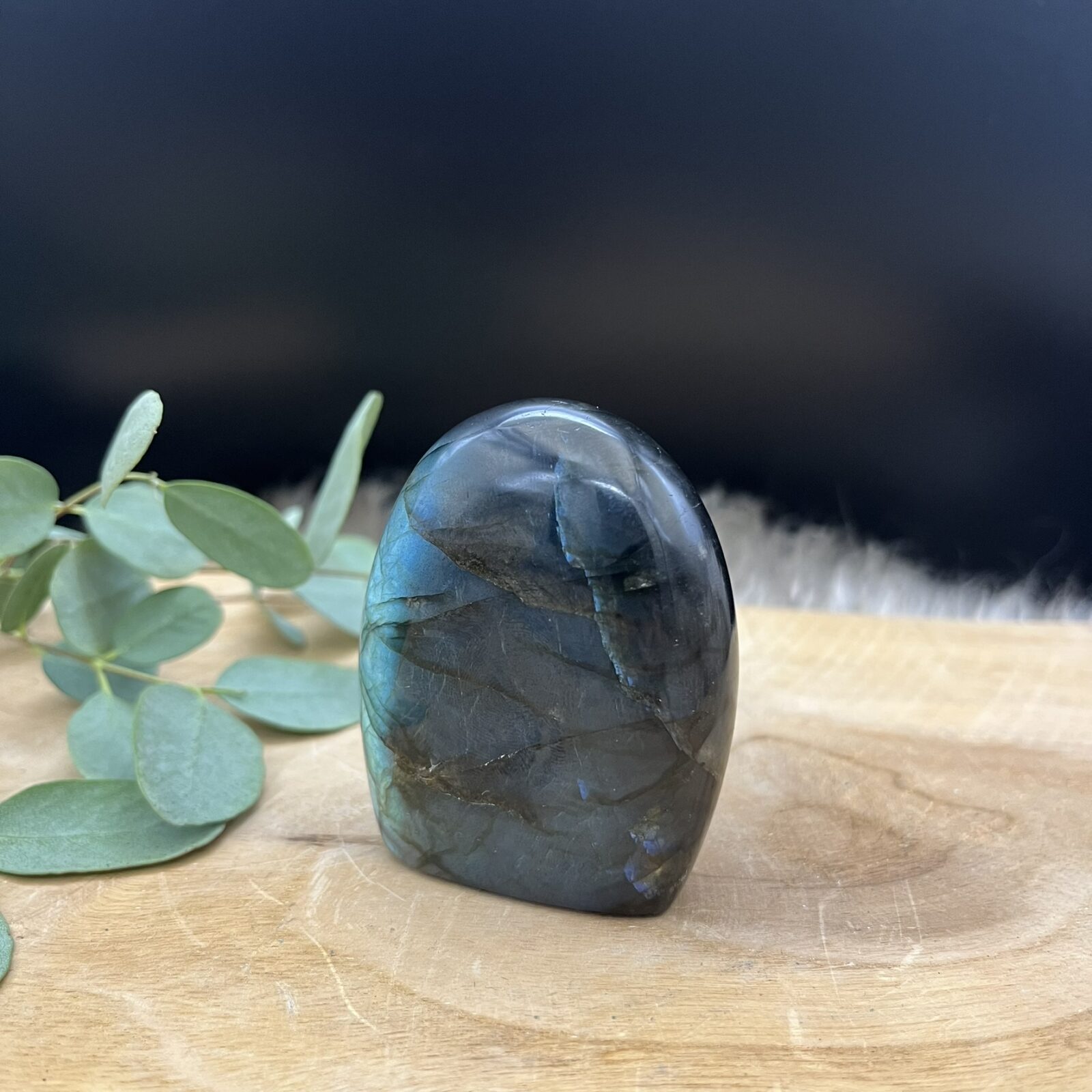 Labradoriet freeform met intense blauwe en groene flash, Labradoriet sculptuur met schitterende regenboogkleuren, Labradoriet edelsteen met opvallende iriserende glans, Labradoriet freeform die het licht vangt met kleurrijke flitsen, Labradoriet steen met mystieke metallic glans en diepte, Labradoriet kristal met betoverende natuurlijke kleurenspel