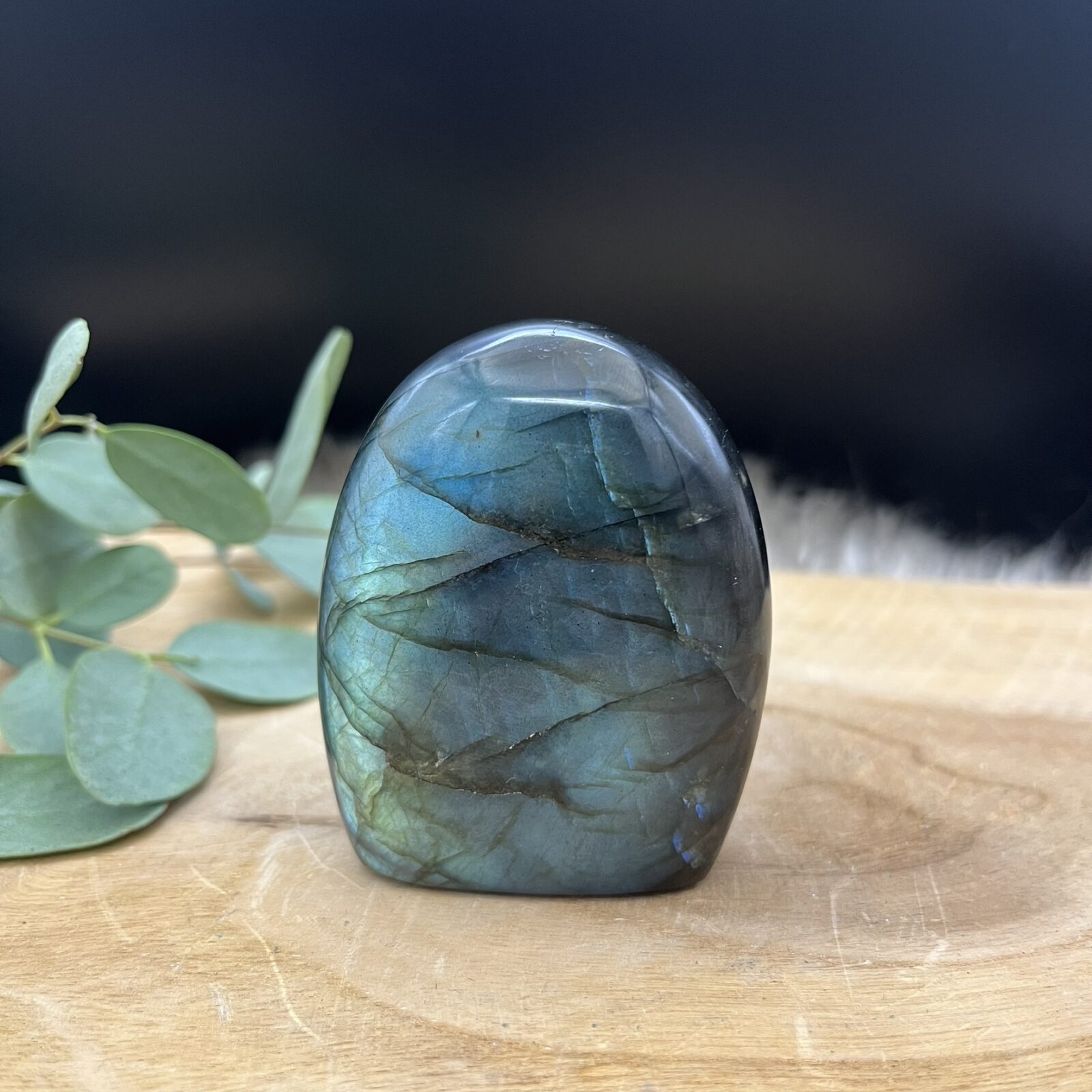Labradoriet freeform met intense blauwe en groene flash, Labradoriet sculptuur met schitterende regenboogkleuren, Labradoriet edelsteen met opvallende iriserende glans, Labradoriet freeform die het licht vangt met kleurrijke flitsen, Labradoriet steen met mystieke metallic glans en diepte, Labradoriet kristal met betoverende natuurlijke kleurenspel
