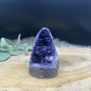 diep paarse amethist cut base van 240 gram, amethist steen met ruwe kristallen op vlakke onderkant, compacte amethist van 7,5 cm hoog voor rust en balans, paarse amethist cut base voor slaapkamer en meditatie, unieke natuurlijke amethist steen uit Brazilië
