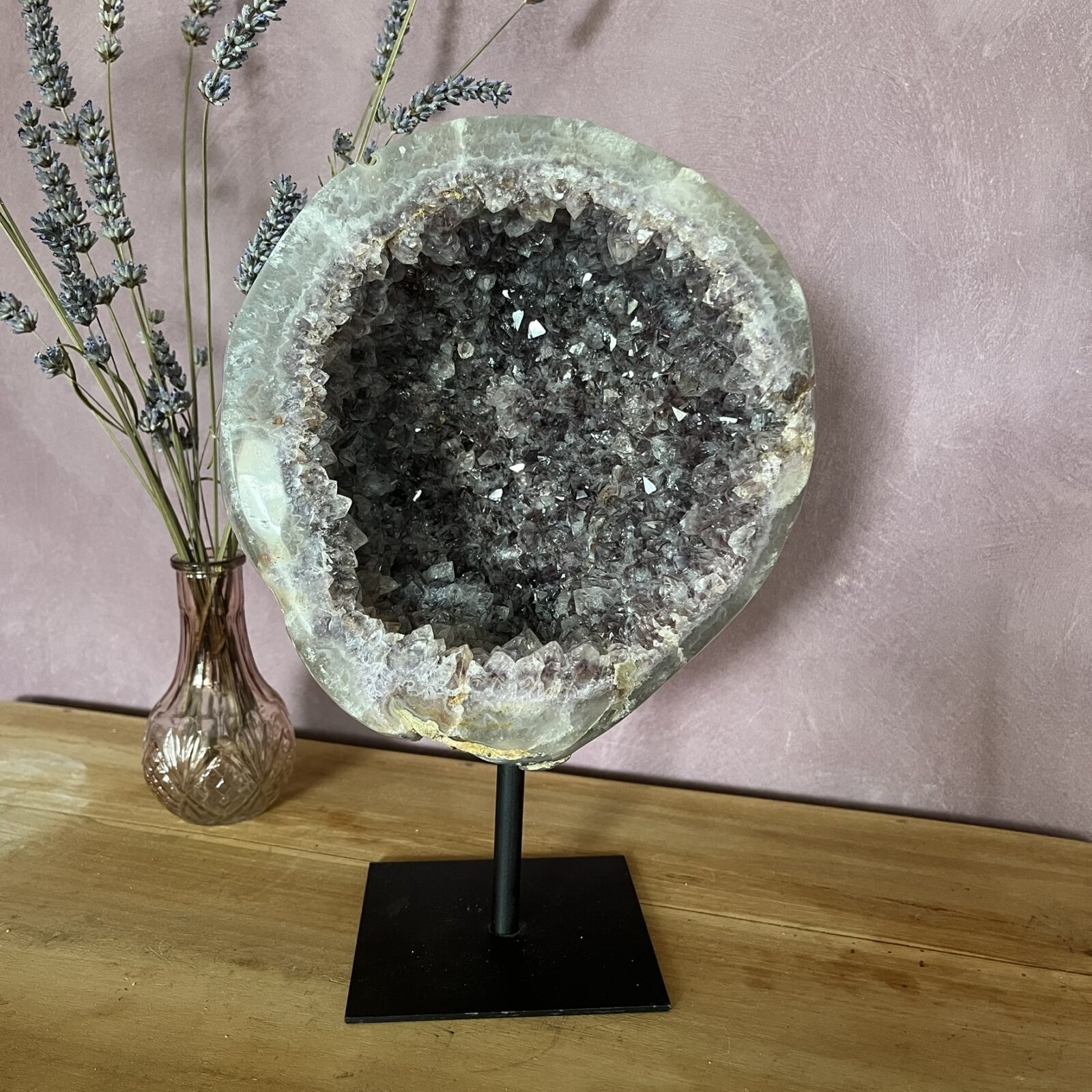 amethist geode op standaard 3,940 kg, grote paarse amethist geode 28 cm hoog, unieke amethist steen op zwarte standaard, amethist geode voor rust en balans in huis, krachtige natuurlijke amethist kristallen