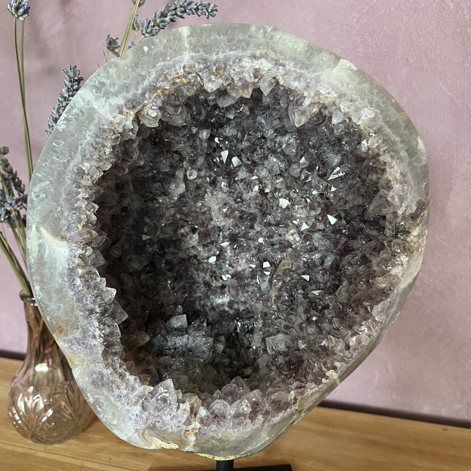 amethist geode op standaard 3,940 kg, grote paarse amethist geode 28 cm hoog, unieke amethist steen op zwarte standaard, amethist geode voor rust en balans in huis, krachtige natuurlijke amethist kristallen