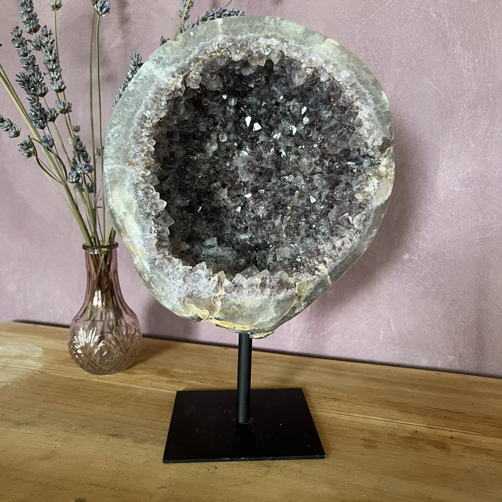 amethist geode op standaard 3,940 kg, grote paarse amethist geode 28 cm hoog, unieke amethist steen op zwarte standaard, amethist geode voor rust en balans in huis, krachtige natuurlijke amethist kristallen