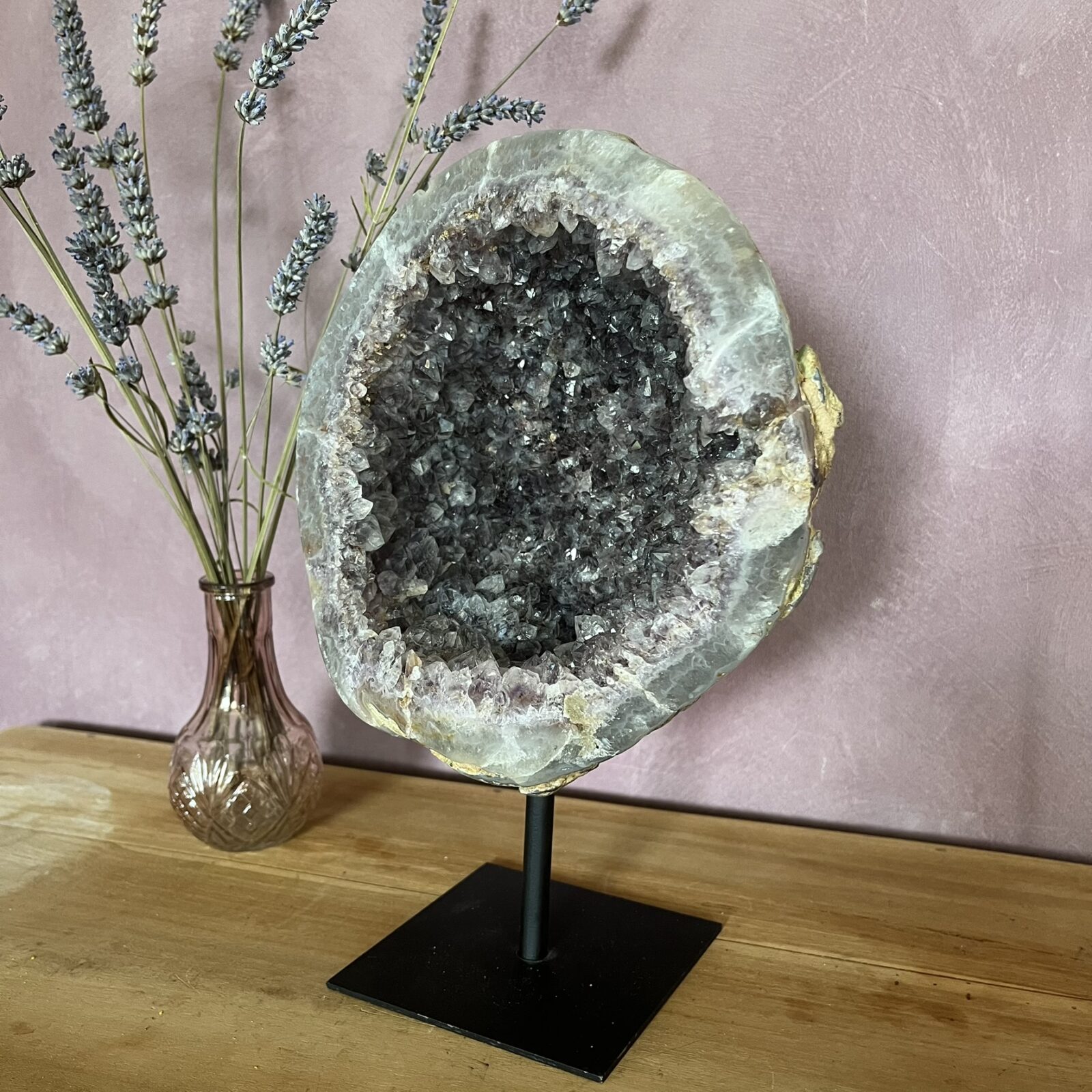 amethist geode op standaard 3,940 kg, grote paarse amethist geode 28 cm hoog, unieke amethist steen op zwarte standaard, amethist geode voor rust en balans in huis, krachtige natuurlijke amethist kristallen