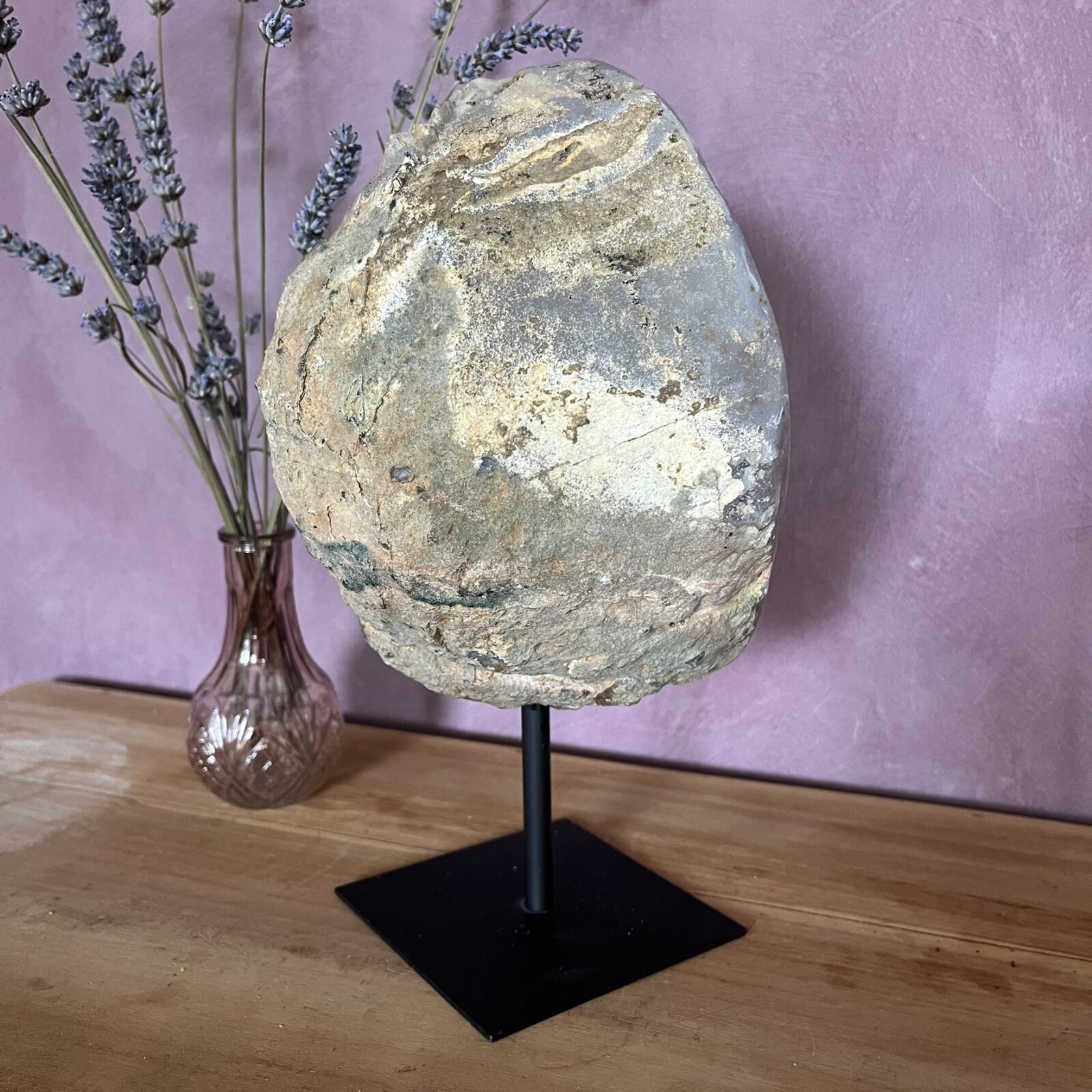 amethist geode op standaard 3,940 kg, grote paarse amethist geode 28 cm hoog, unieke amethist steen op zwarte standaard, amethist geode voor rust en balans in huis, krachtige natuurlijke amethist kristallen
