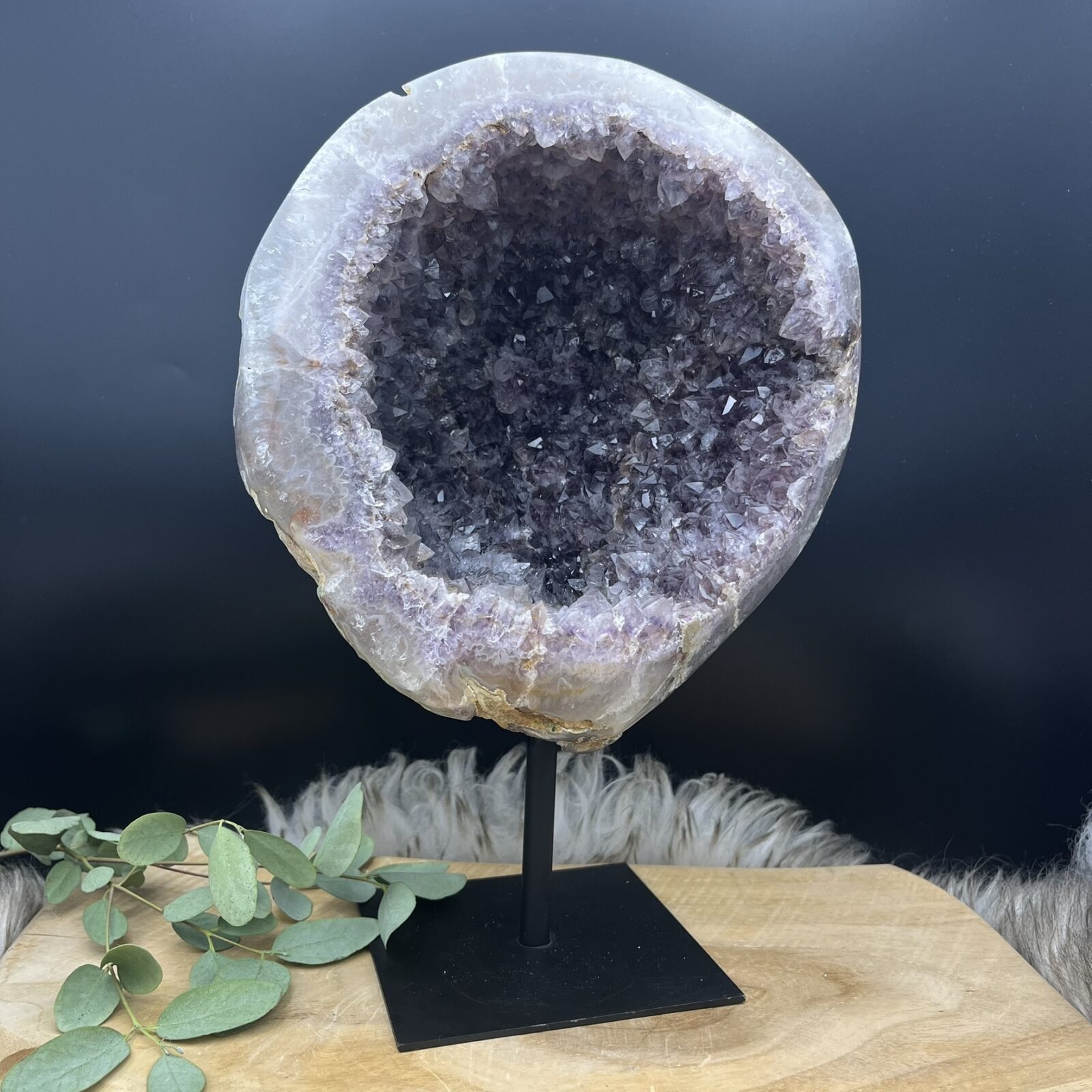 amethist geode op standaard 3,940 kg, grote paarse amethist geode 28 cm hoog, unieke amethist steen op zwarte standaard, amethist geode voor rust en balans in huis, krachtige natuurlijke amethist kristallen