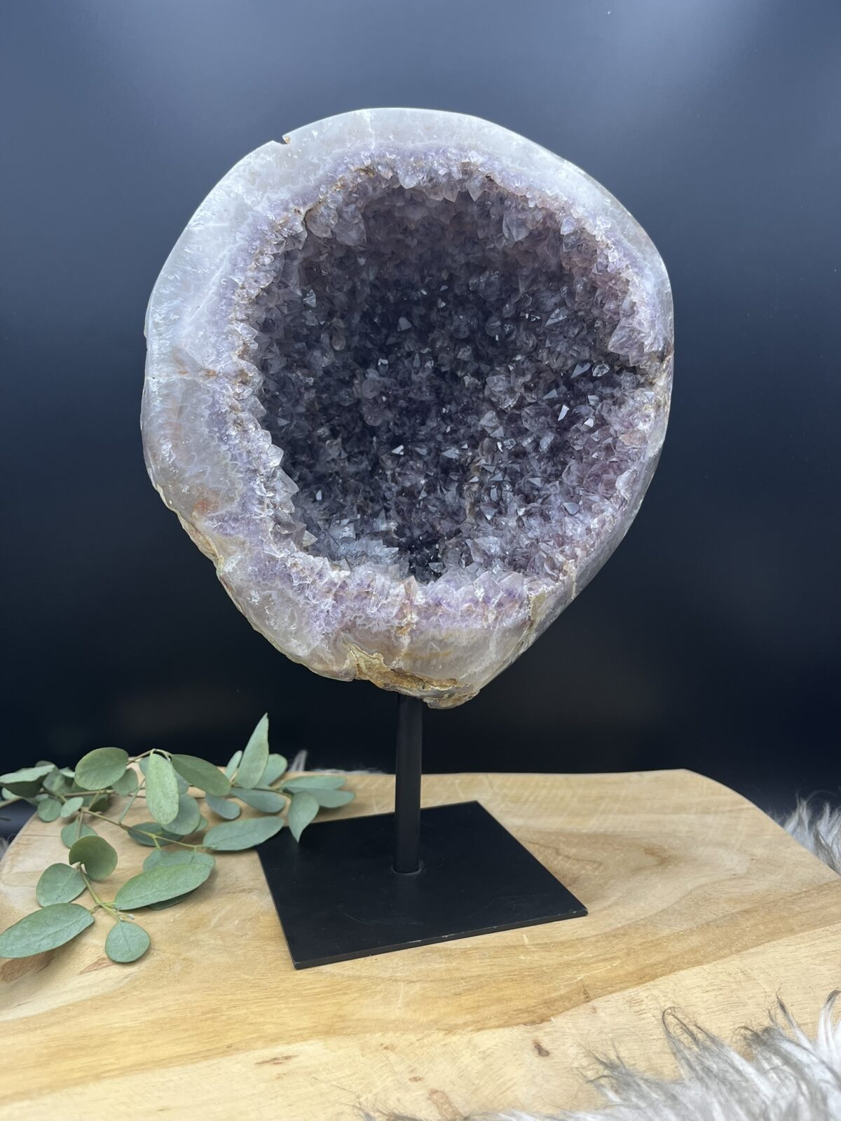 amethist geode op standaard 3,940 kg, grote paarse amethist geode 28 cm hoog, unieke amethist steen op zwarte standaard, amethist geode voor rust en balans in huis, krachtige natuurlijke amethist kristallen