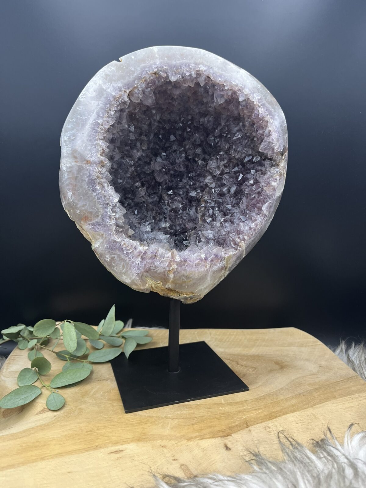amethist geode op standaard 3,940 kg, grote paarse amethist geode 28 cm hoog, unieke amethist steen op zwarte standaard, amethist geode voor rust en balans in huis, krachtige natuurlijke amethist kristallen