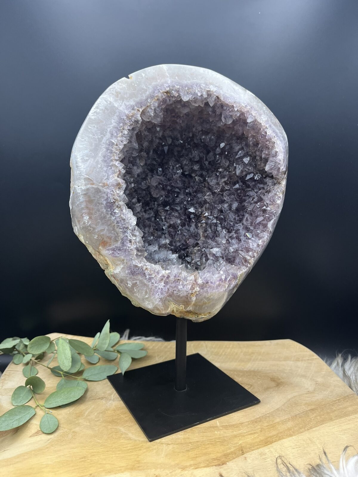 amethist geode op standaard 3,940 kg, grote paarse amethist geode 28 cm hoog, unieke amethist steen op zwarte standaard, amethist geode voor rust en balans in huis, krachtige natuurlijke amethist kristallen