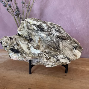 Kennis en kracht, Mica met zwarte toermalijn en kwarts op standaard 2,8 kg, Groot stuk mica met toermalijn en kwarts 25 cm lang, Uniek kristal van mica met toermalijn en kwarts, Edelsteen combinatie mica toermalijn kwarts op standaard, Decoratief en spiritueel stuk mica met kristallen