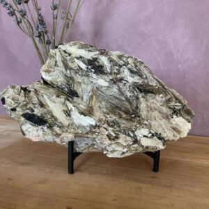 Mica met zwarte toermalijn en kwarts op standaard 2,8 kg, Groot stuk mica met toermalijn en kwarts 25 cm lang, Uniek kristal van mica met toermalijn en kwarts, Edelsteen combinatie mica toermalijn kwarts op standaard, Decoratief en spiritueel stuk mica met kristallen