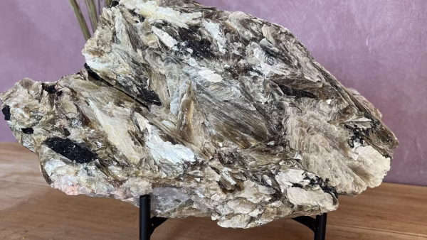 Kennis en kracht, Mica met zwarte toermalijn en kwarts op standaard 2,8 kg, Groot stuk mica met toermalijn en kwarts 25 cm lang, Uniek kristal van mica met toermalijn en kwarts, Edelsteen combinatie mica toermalijn kwarts op standaard, Decoratief en spiritueel stuk mica met kristallen